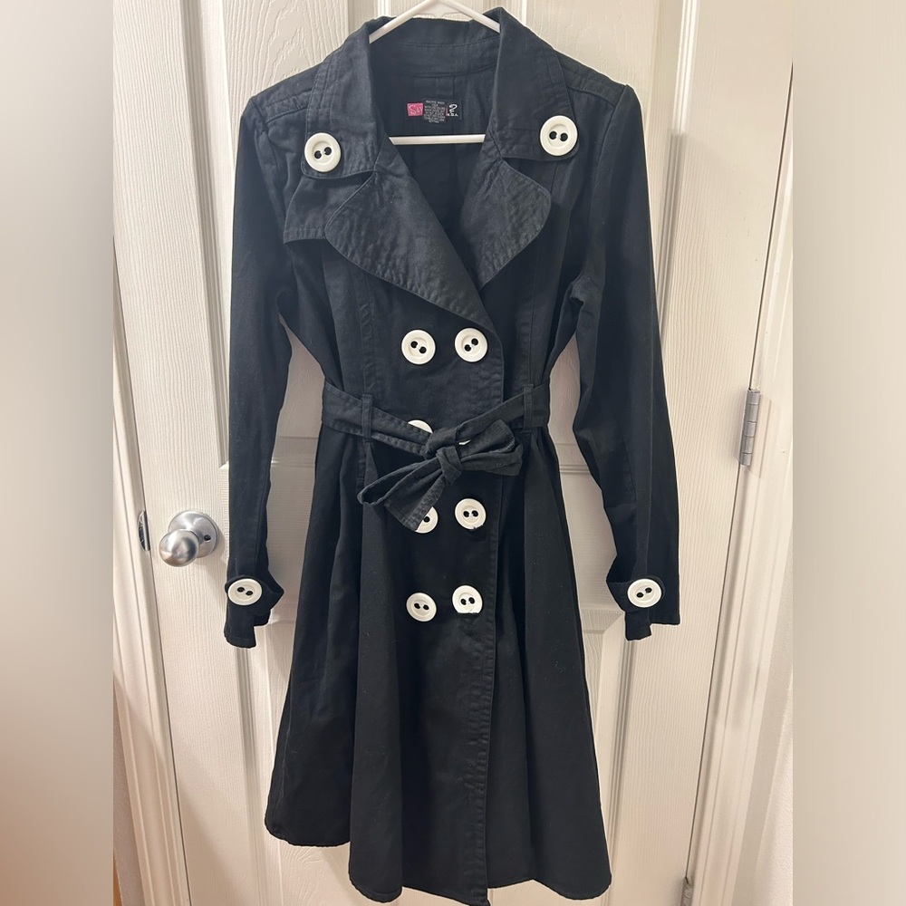 Black trench coat with large white buttons - Picture 2 of 9